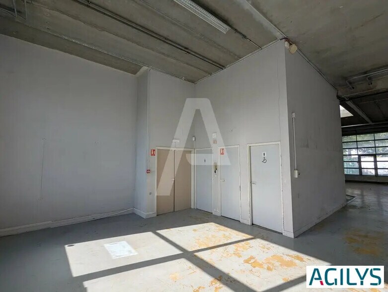 Flex in Villejust for lease - Interior Photo - Image 2 of 11