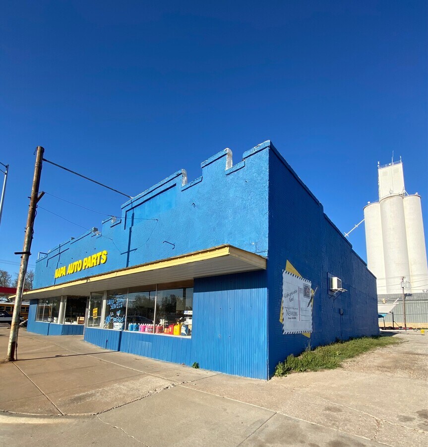 218 N Main St, Newkirk, OK 74647