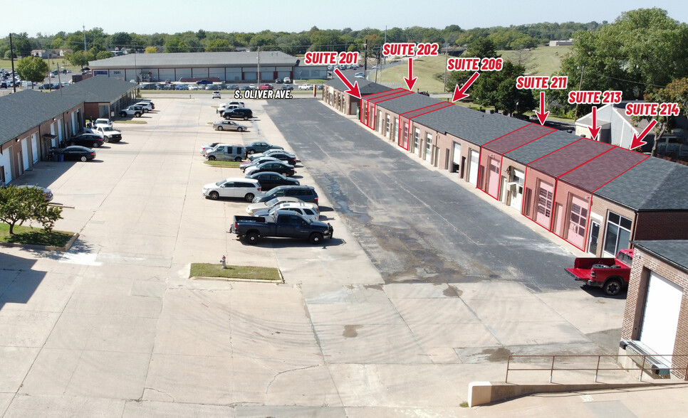 2624-2628 S Oliver St, Wichita, KS for lease - Building Photo - Image 3 of 5