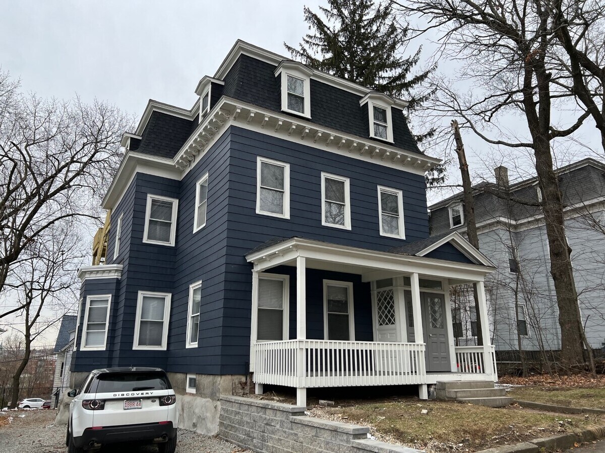 35 Oak Ave, Worcester, MA 01605