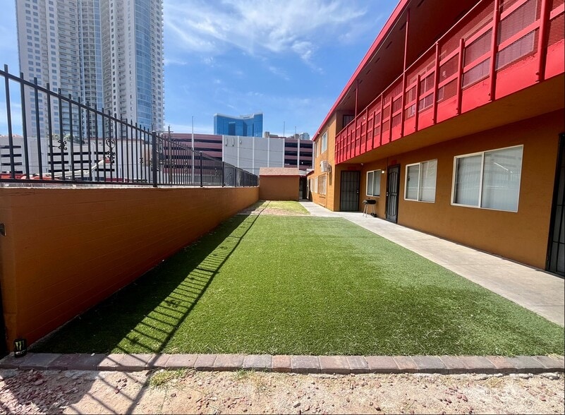 239 W Cleveland Ave, Las Vegas, NV for sale - Building Photo - Image 2 of 74