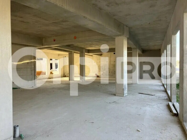 Retail in Creil for lease - Building Photo - Image 2 of 23