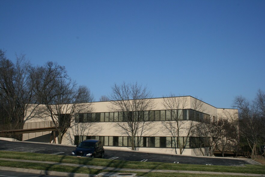 3000 NE Brooktree Ln, Gladstone, MO 64119