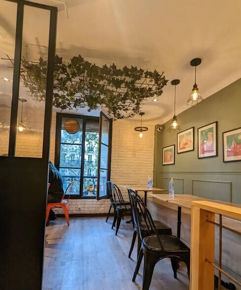 Retail in Paris for lease - Interior Photo - Image 1 of 4