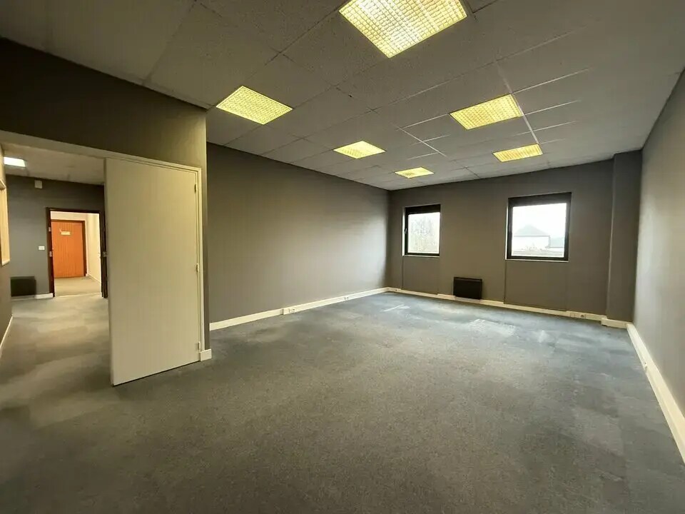 Office in Beauvais for lease Interior Photo- Image 1 of 4