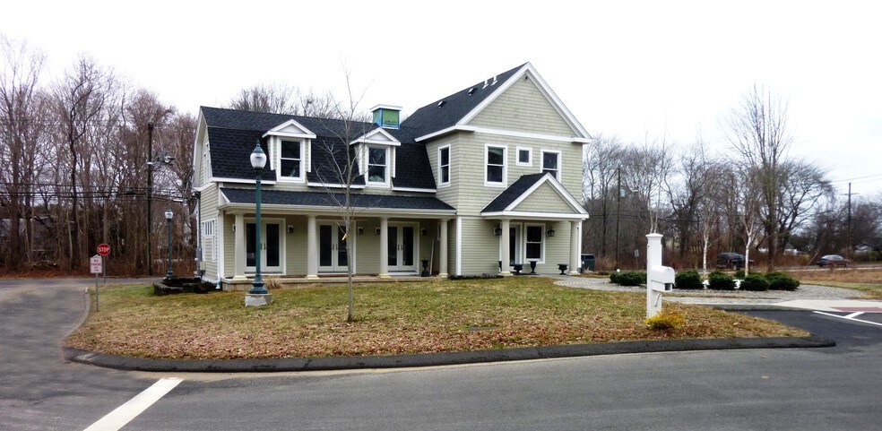 186 E Main St, Clinton, CT for sale - Primary Photo - Image 1 of 1