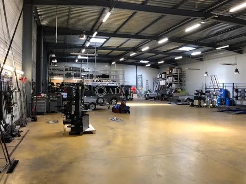 Flex in Chambray-lès-Tours for lease Interior Photo- Image 1 of 5