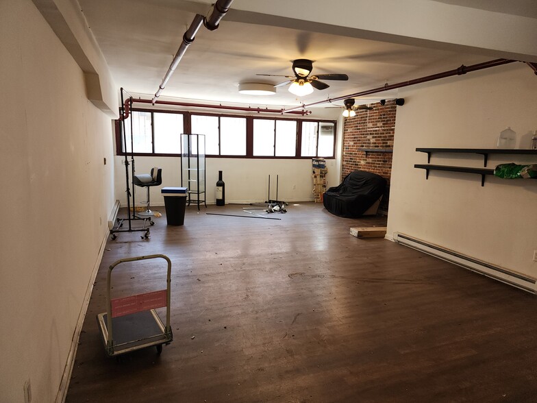 393 Eighth Ave, New York, NY for lease - Interior Photo - Image 2 of 3