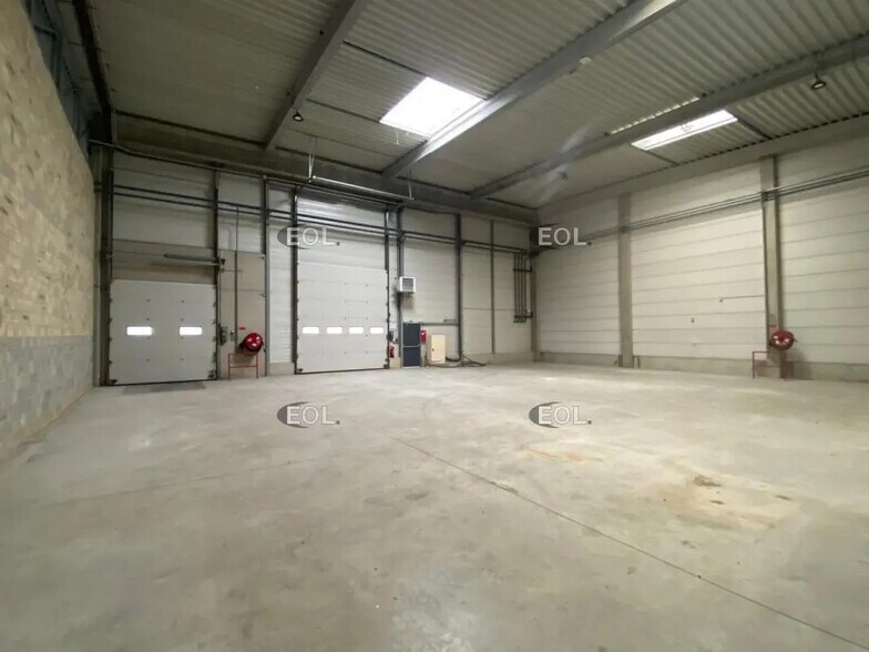 Industrial in Lieusaint for lease - Building Photo - Image 1 of 20
