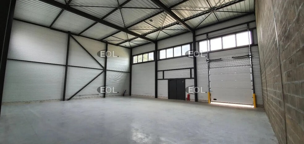 Flex in Marcoussis for lease - Interior Photo - Image 2 of 6