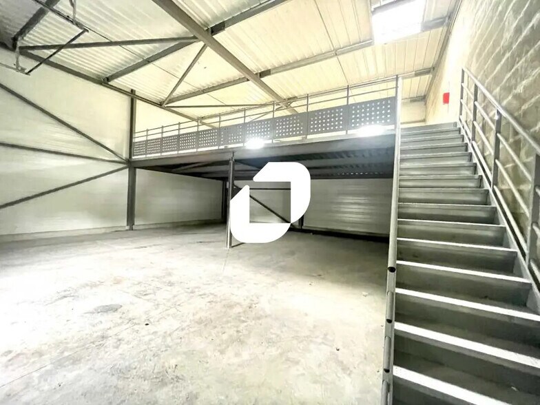 Flex in Salaunes for lease - Interior Photo - Image 2 of 7