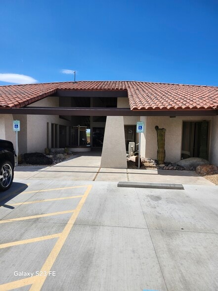 1945 Mesquite Ave, Lake Havasu City, AZ for lease - Building Photo - Image 2 of 9