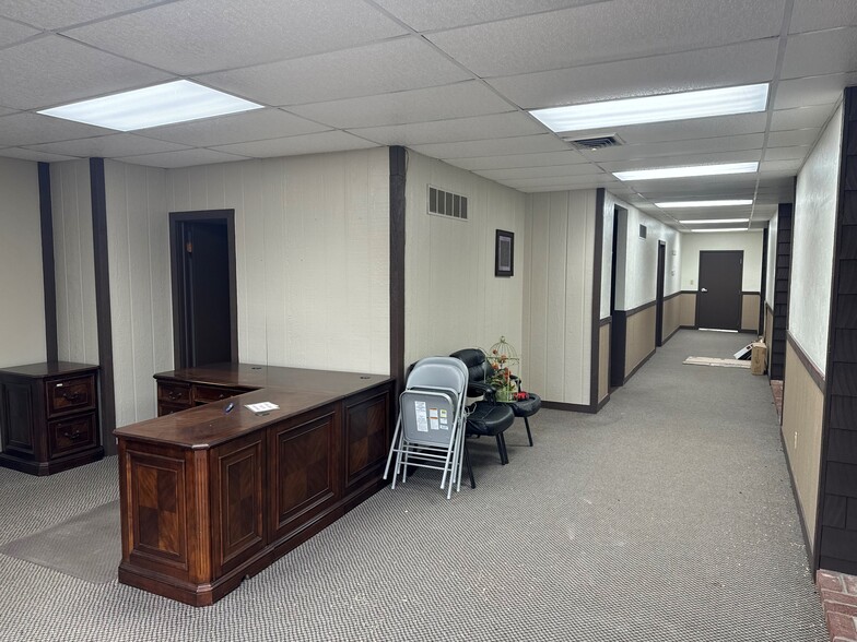 204 W 6th St, Newton, KS for lease - Building Photo - Image 3 of 10