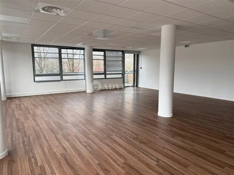 Office in Saint-Priest for lease - Building Photo - Image 1 of 8