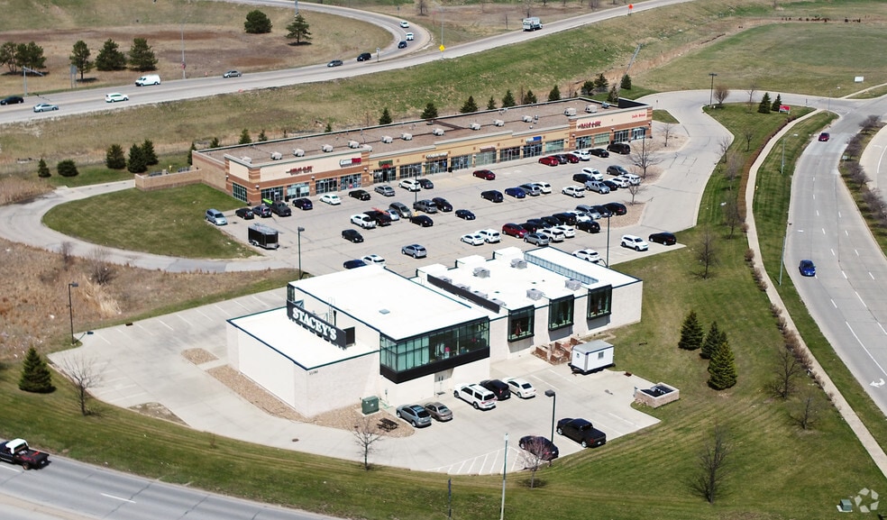 11101-11148 Plum Dr, Urbandale, IA for lease - Building Photo - Image 2 of 18