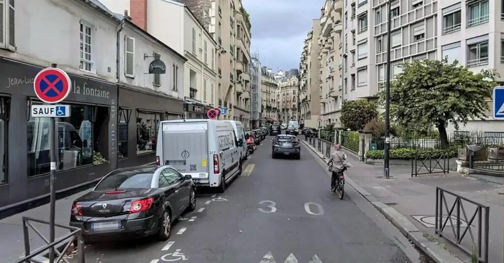 Retail in Paris for lease Building Photo- Image 1 of 6