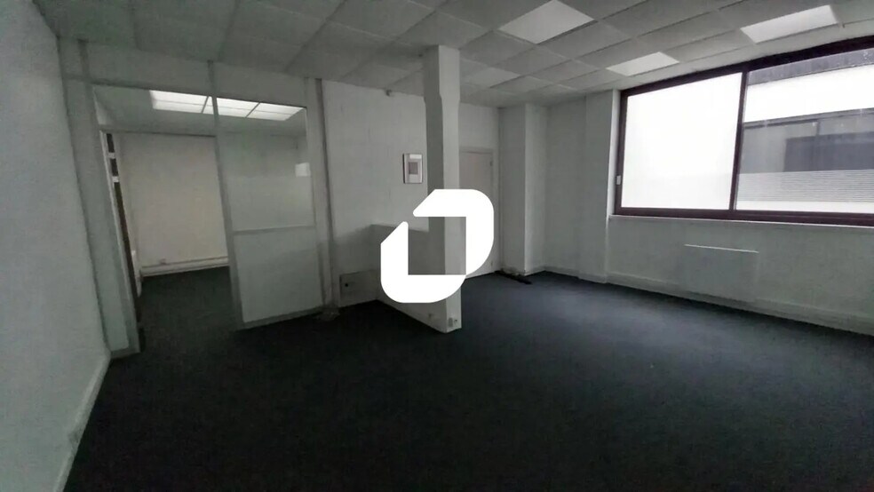 Office in La Madeleine for lease - Interior Photo - Image 3 of 15