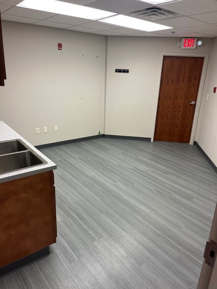 18077 River Rd, Noblesville, IN for lease - Building Photo - Image 3 of 6