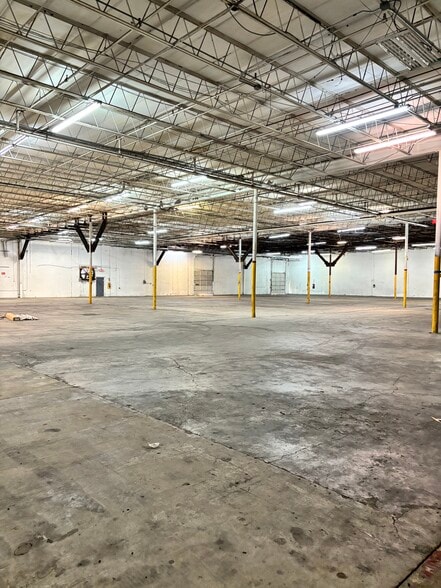 5160 W Clifton St, Tampa, FL for lease - Interior Photo - Image 2 of 4