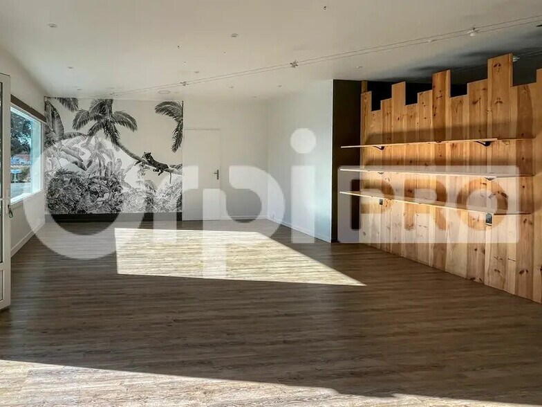 Retail in Léon for lease - Interior Photo - Image 3 of 6