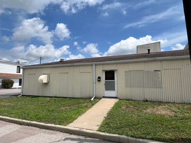 120-136 Iowa Ave, Belleville, IL for lease - Building Photo - Image 1 of 3