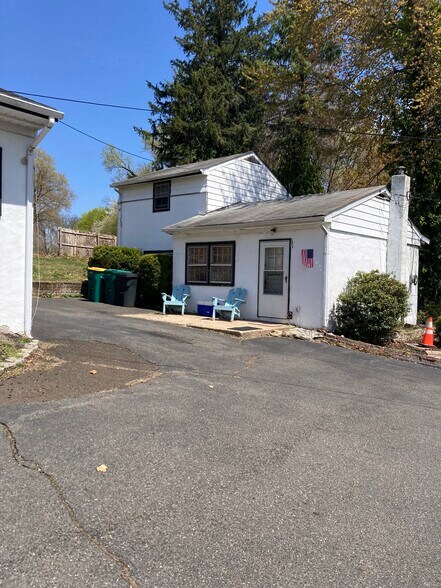 310 Frosty Hollow Rd, Levittown, PA for sale - Building Photo - Image 2 of 10