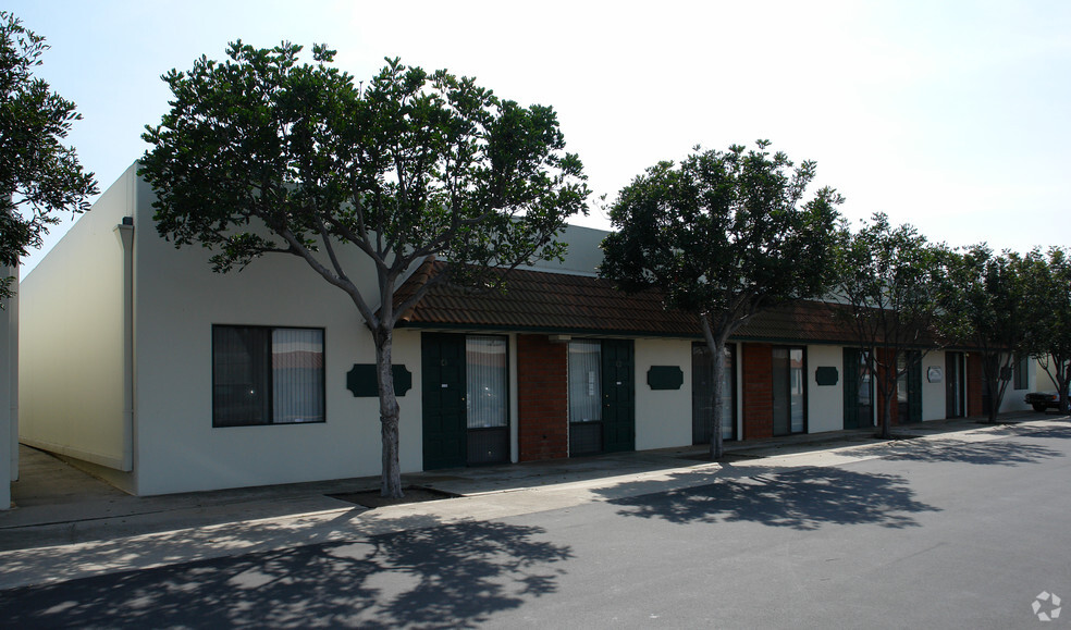 1725 Monrovia Ave, Costa Mesa, CA for lease - Building Photo - Image 2 of 4