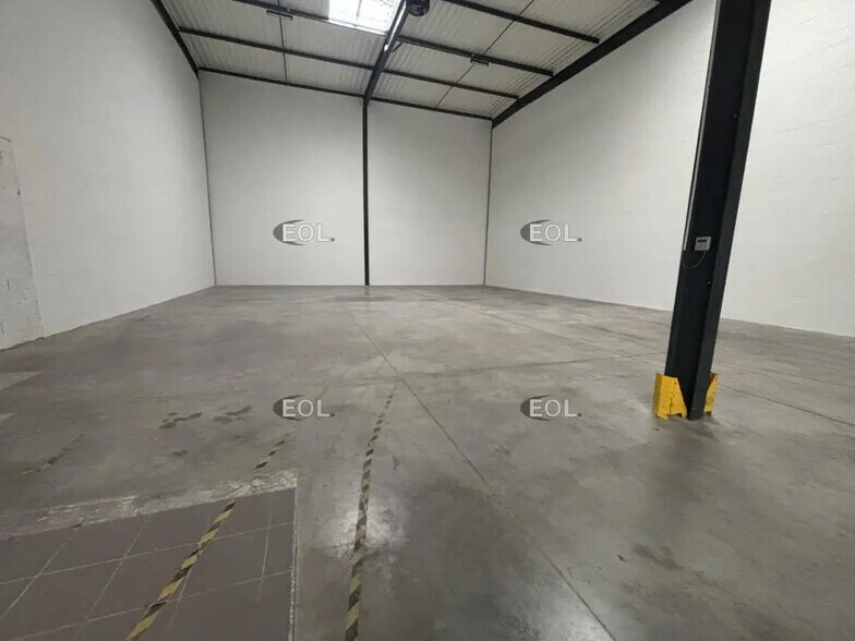 Flex in Lieusaint for lease - Interior Photo - Image 3 of 4