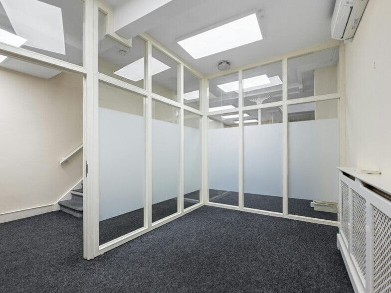 17 Holywell Row, London for lease - Interior Photo - Image 2 of 12