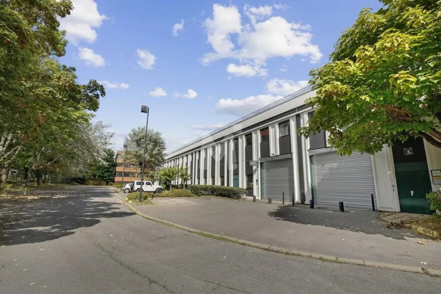 Office in Verrières-le-Buisson for lease - Building Photo - Image 2 of 11