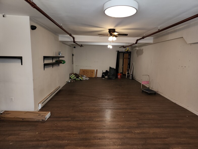 393 Eighth Ave, New York, NY for lease - Interior Photo - Image 3 of 3