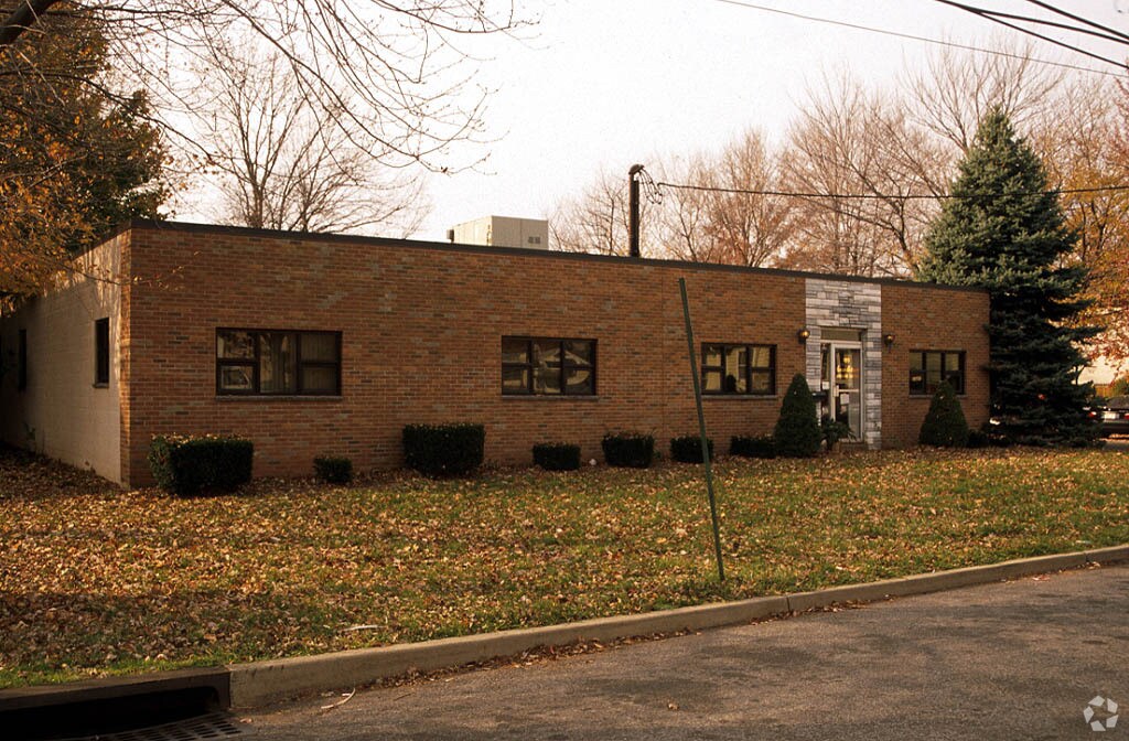 303 E Park St, Moonachie, NJ 07074