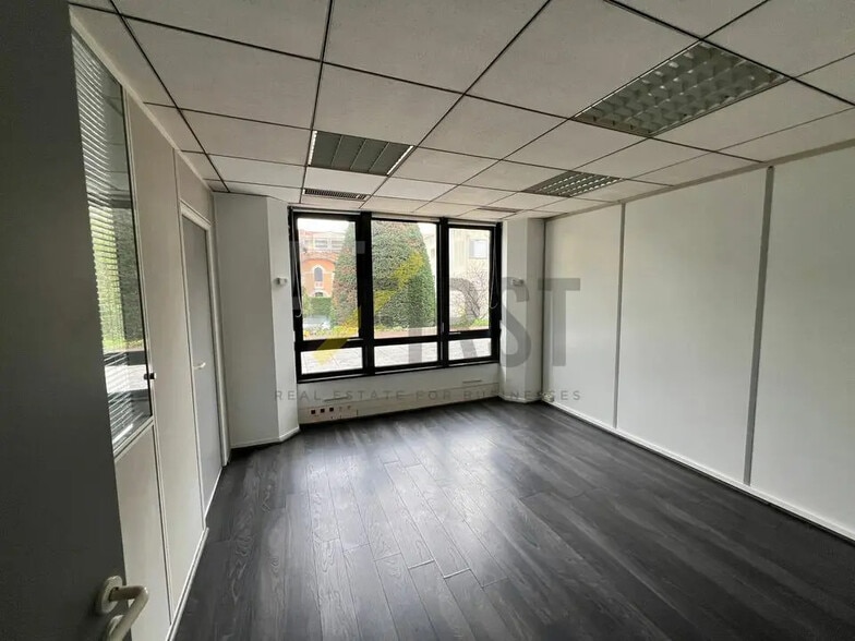 Office in Cannes for lease - Building Photo - Image 3 of 12
