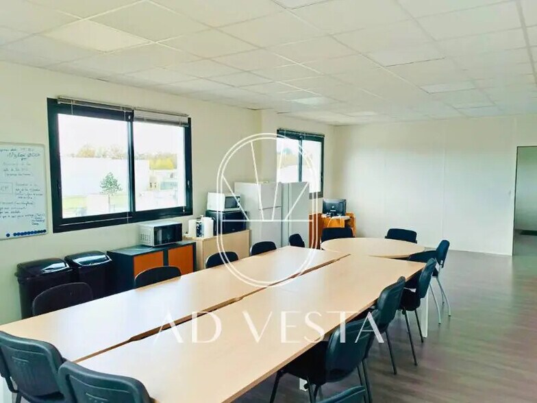 Office in Martillac for lease - Interior Photo - Image 2 of 8