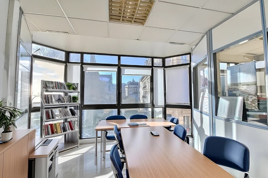 18 Rue Stephenson, Paris for lease - Interior Photo - Image 3 of 9