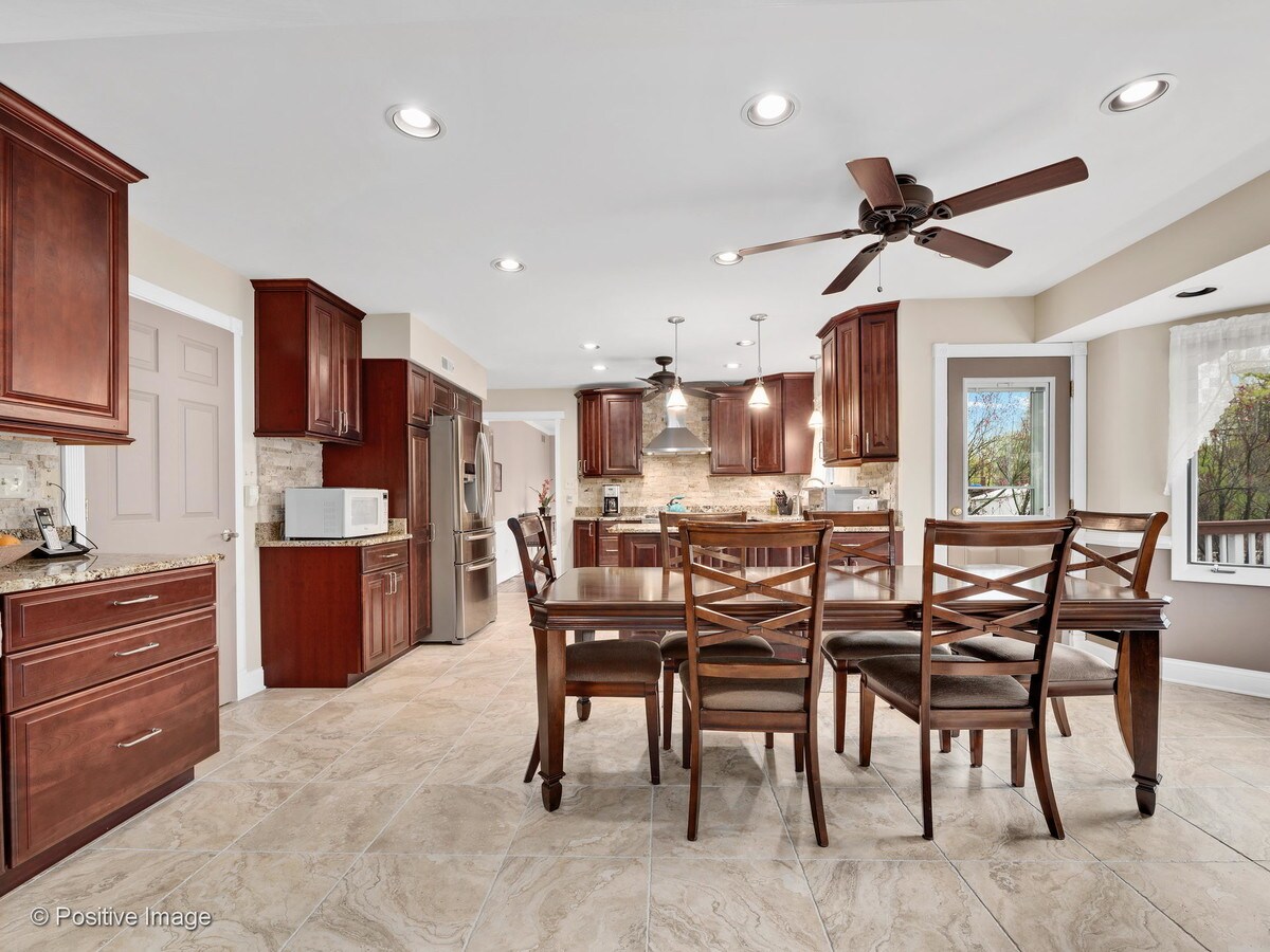 430 Waterford Dr, Willowbrook, IL 60527