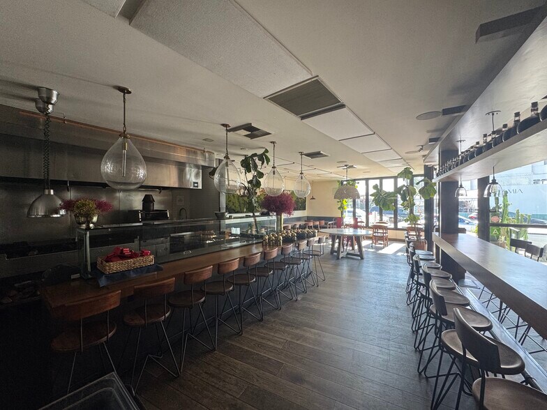 8479 Melrose Ave, West Hollywood, CA for lease - Interior Photo - Image 3 of 6