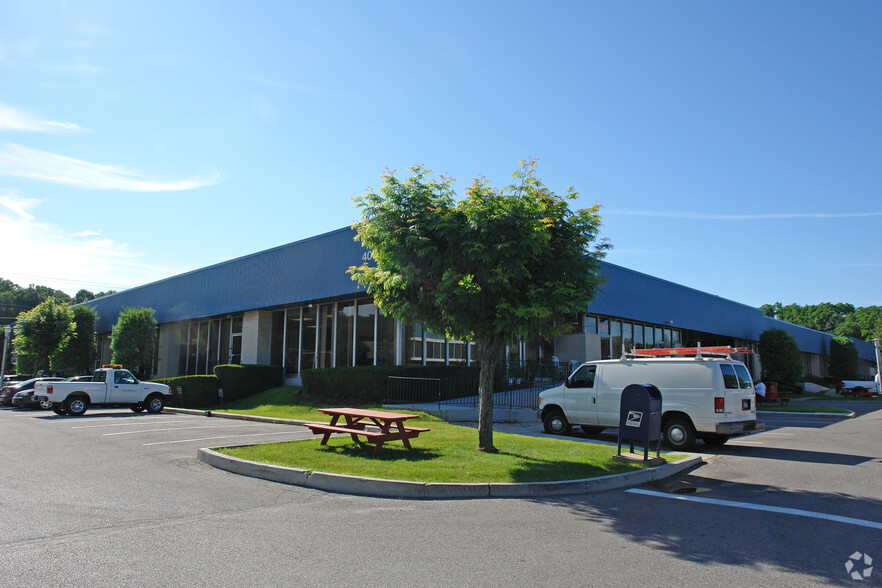 400 Executive Blvd, Elmsford, NY for lease - Building Photo - Image 3 of 5