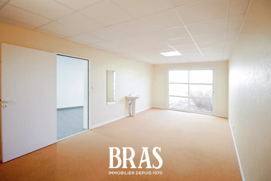 Flex in Les Sorinières for lease - Interior Photo - Image 3 of 4