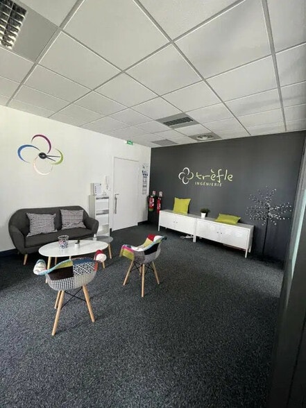 Office in Saint-Priest for lease - Interior Photo - Image 3 of 13