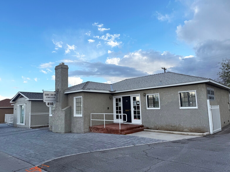 810 E Charleston Blvd, Las Vegas, NV for sale - Building Photo - Image 1 of 11
