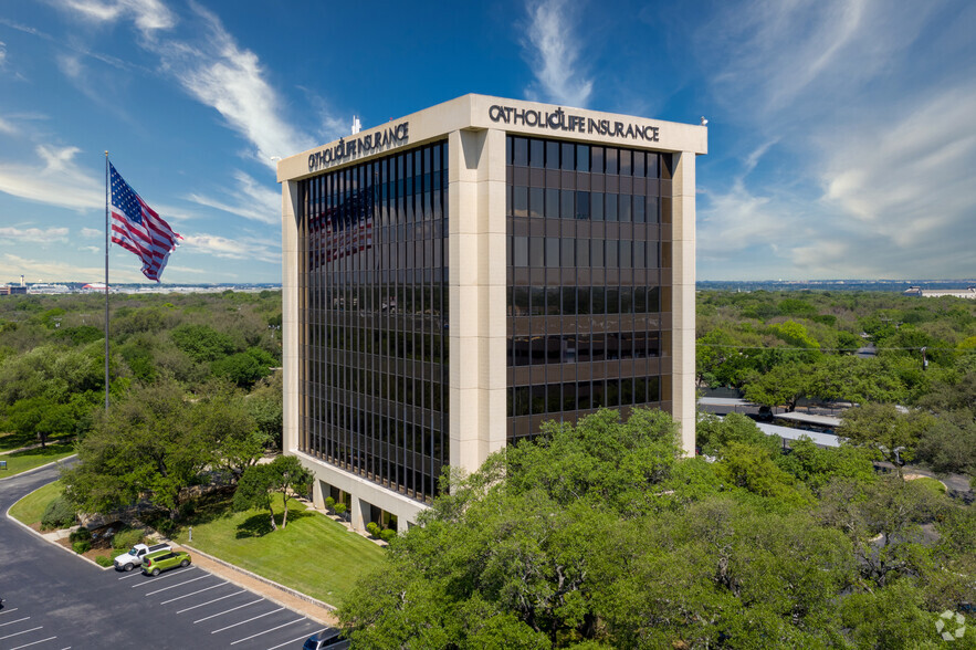 1635 NE Loop 410, San Antonio, TX for lease - Building Photo - Image 1 of 3