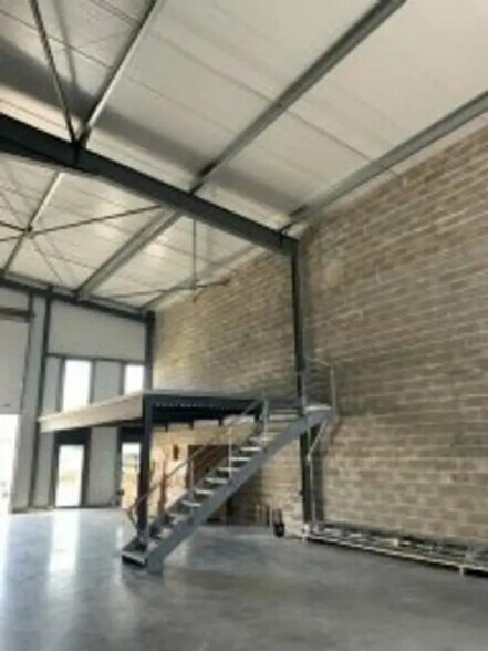 Flex in Beychac-et-Caillau for lease - Building Photo - Image 2 of 6