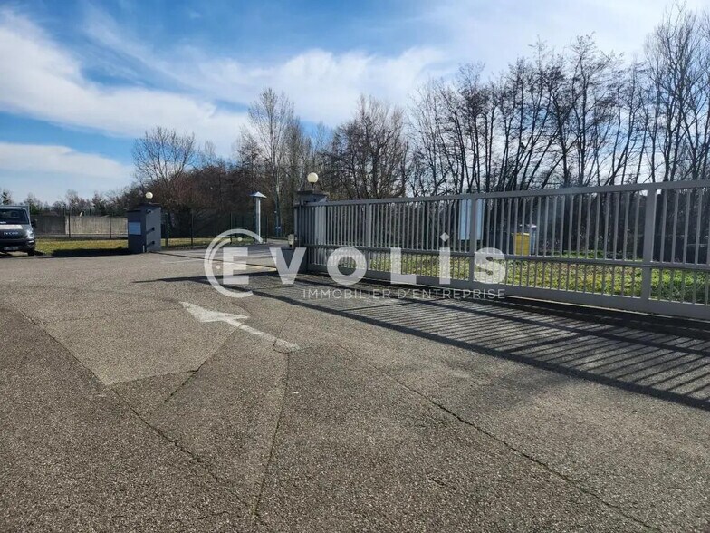 Office in La Verpillière for lease - Building Photo - Image 2 of 14