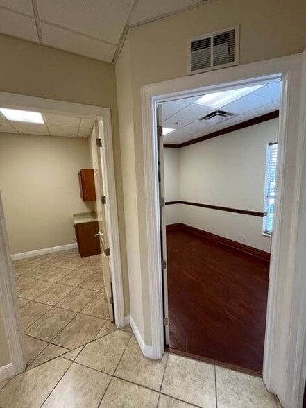 2800 Davis Blvd, Naples, FL for lease - Interior Photo - Image 3 of 11