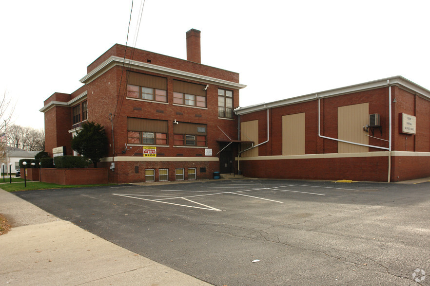 230 E Montgomery Ave, Clarksville, IN for lease - Building Photo - Image 3 of 9