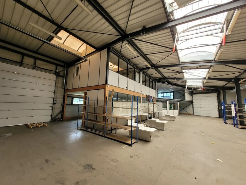 Industrial in Saint-Genis-Laval for lease - Interior Photo - Image 3 of 3