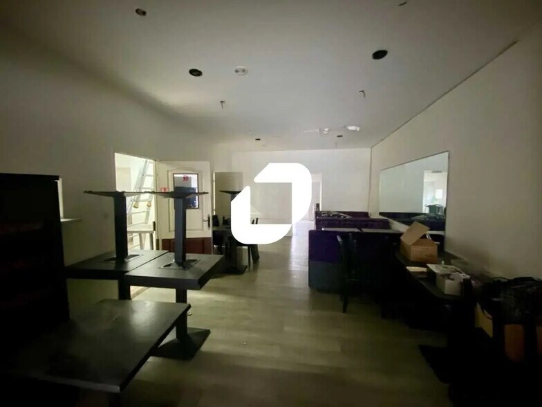 Retail in Bordeaux for lease - Building Photo - Image 1 of 7