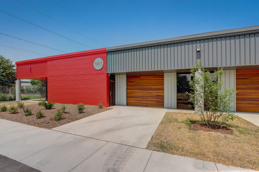 8949 N Deerbrook Trl, Brown Deer, WI for sale - Building Photo - Image 2 of 39