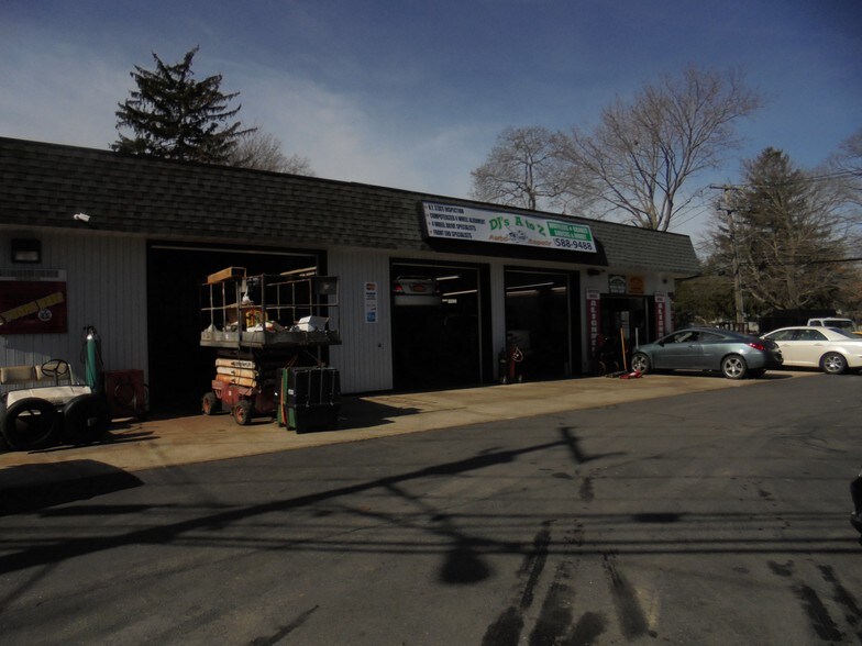 230 Hawkins Ave, Ronkonkoma, NY for sale - Primary Photo - Image 1 of 1